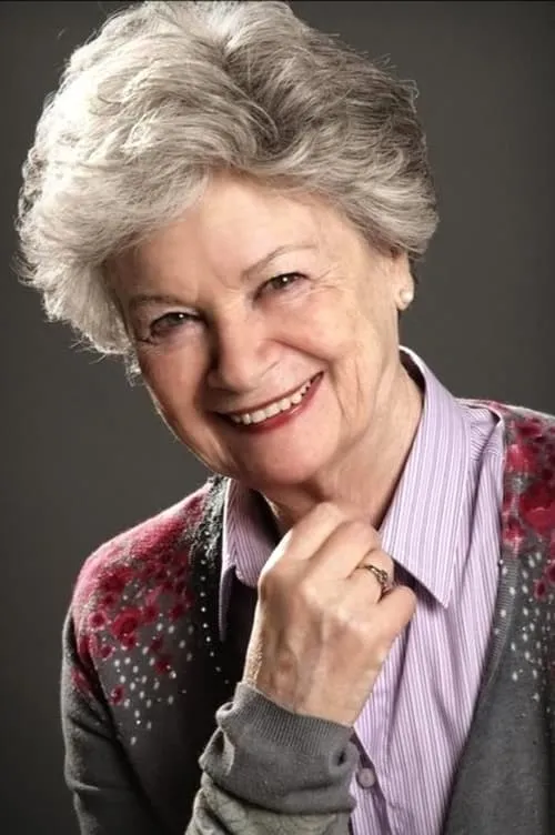 Ariella Reggio interpretando a Nonna Lea