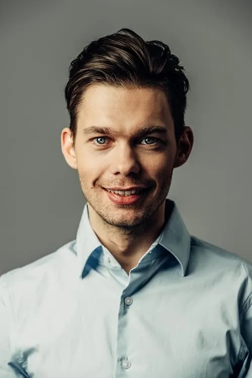 Аристарх Венес interpretando a