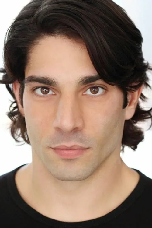 Aristotle Stamat interpretando a Elliott