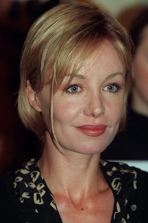 Arkie Whiteley interpretando a Sarah Cameron