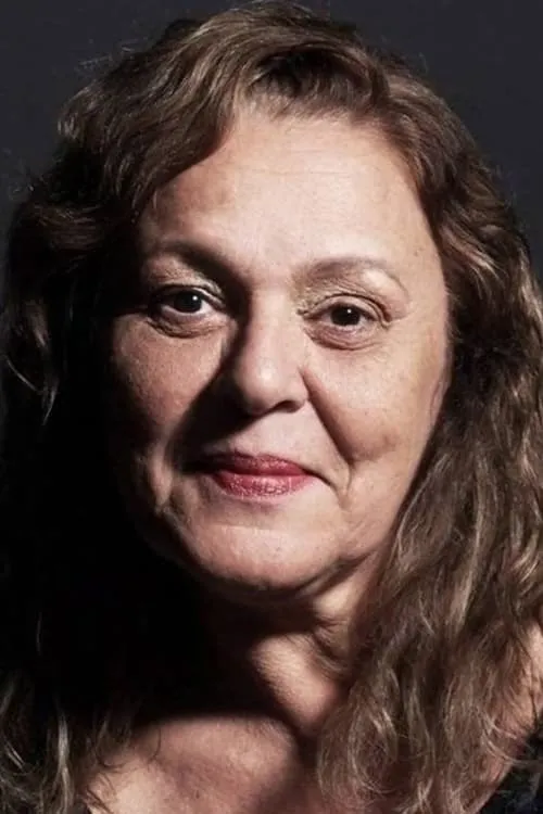 Arly Arnaud interpretando a Aurora, Guiga's mother