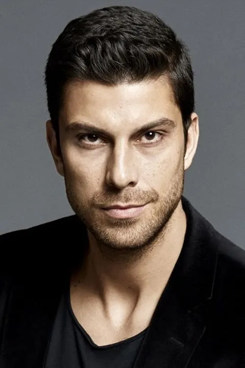 Armağan Oğuz interpretando a