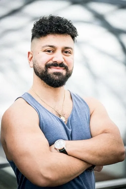 Arman Kaschmiri interpretando a 