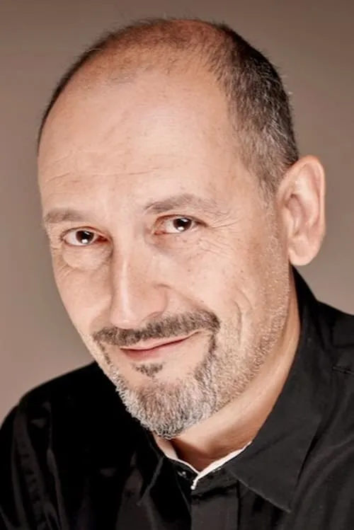 Armand Villén interpretando a Padre