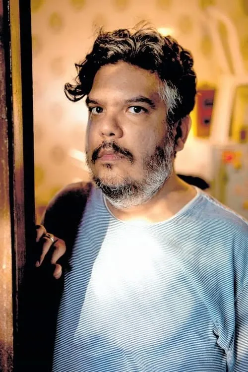 Armando Praça interpretando a 