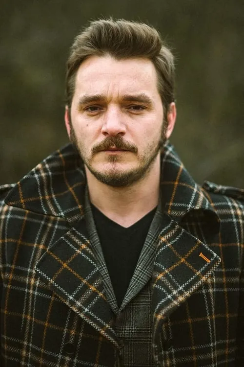 Armend Smajli interpretando a Prisoner