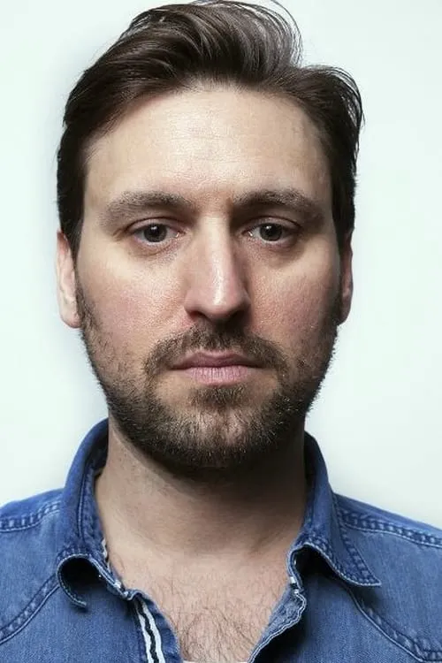 Arnaud Bronsart interpretando a Second Receptionist