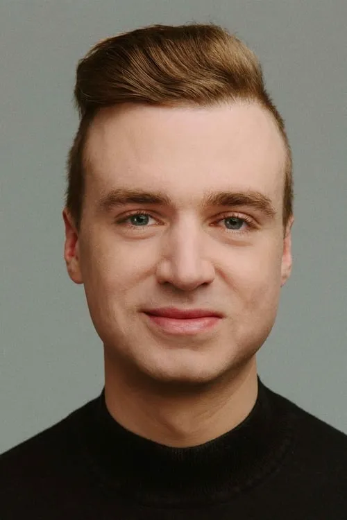 Arnaud Soly interpretando a Chris Cooper