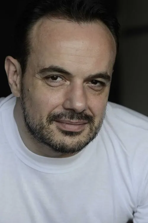 Arnaud Vallens interpretando a Capitaine Mark