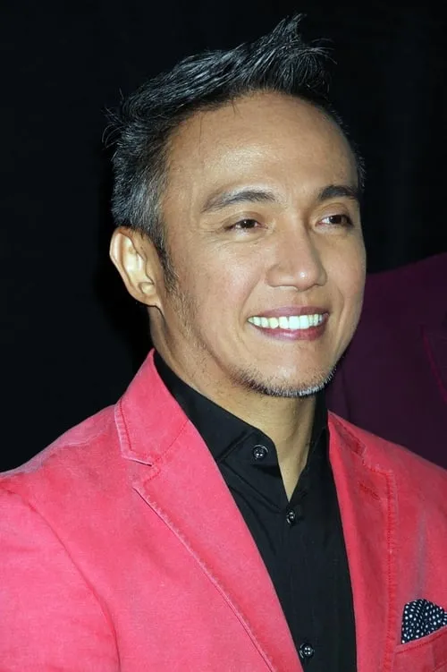 Arnel Pineda interpretando a Himself - Lead Vocals