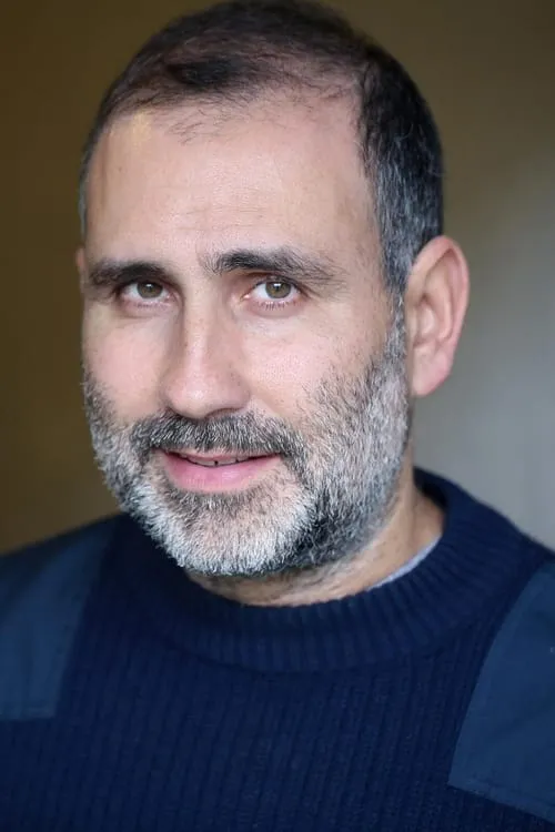 Arnon Ardruber interpretando a Policier en civil 36