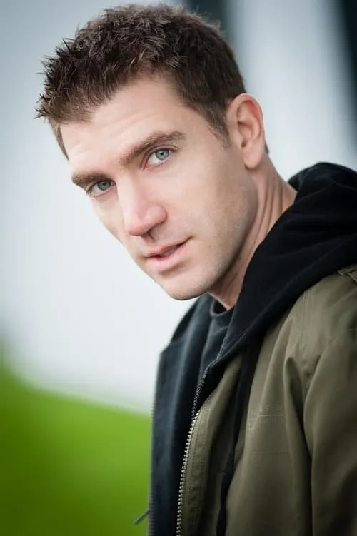 Arpad Balogh interpretando a Deputy Clyde Owens