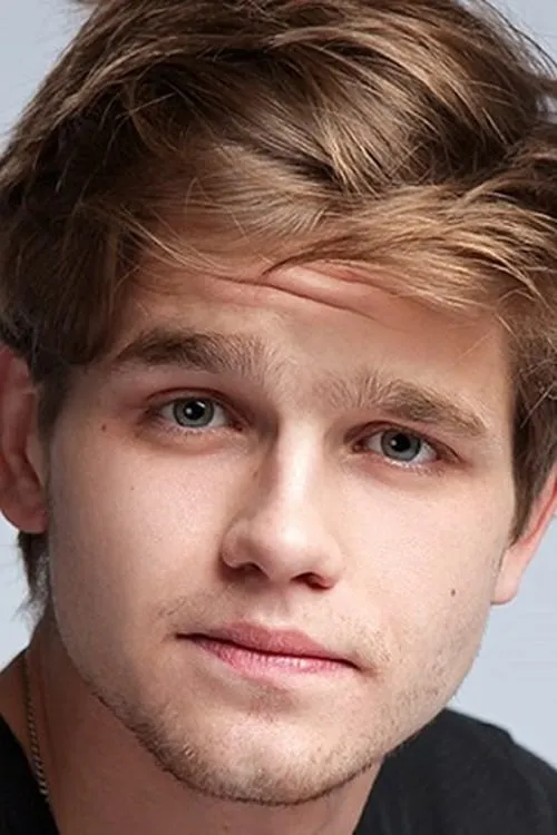 Артём Губин interpretando a Sashka Lavrov