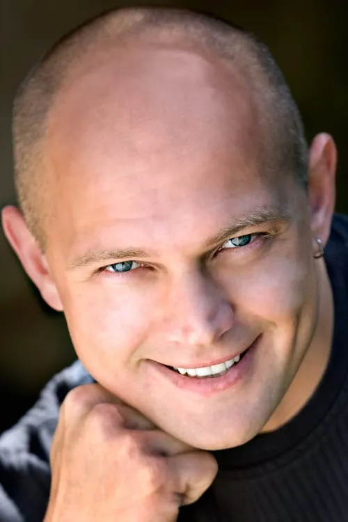 Artem Mishin interpretando a Dr. Aleksey