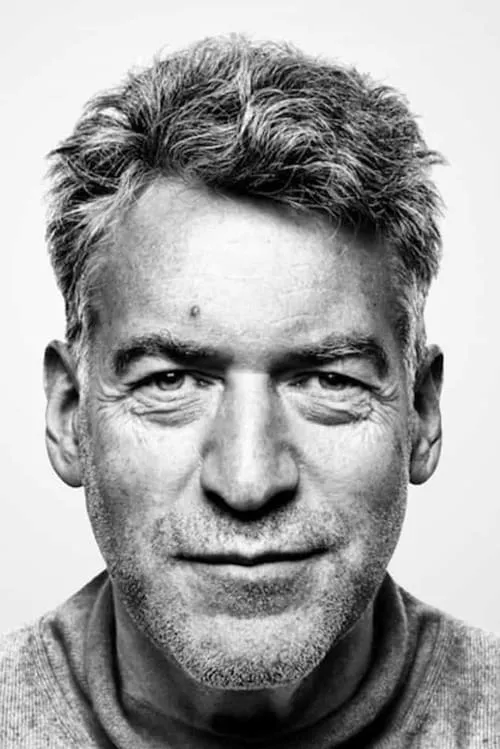 Artemiy Troitskiy interpretando a Himself - Russian rock commentator