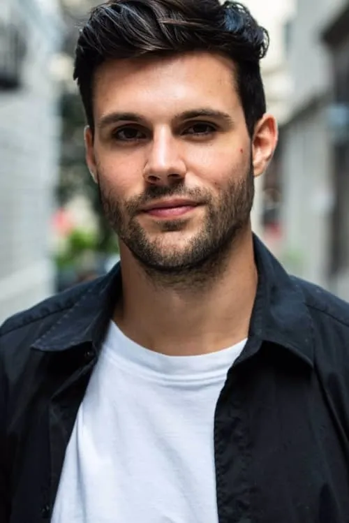 Arthur Bussières Gallant interpretando a Max