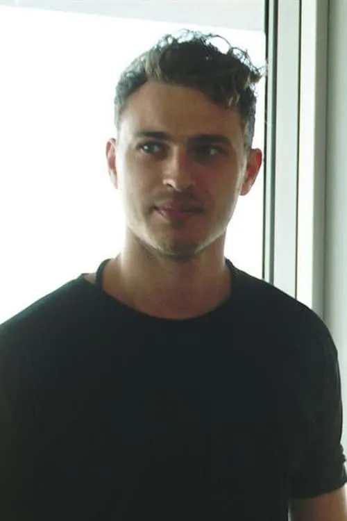 Arthur Defays interpretando a Simon