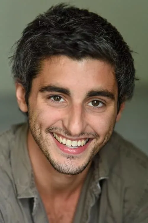 Arthur Guillaume interpretando a Alexandre Chiama