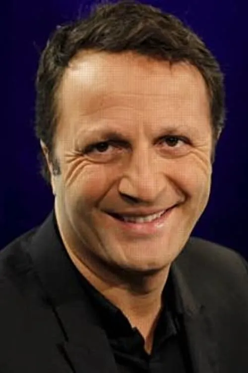 Arthur interpretando a Gérard de Bellair, le présentateur TV