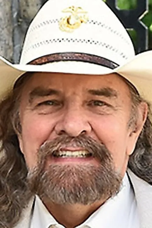 Artimus Pyle interpretando a Mr. Hoover