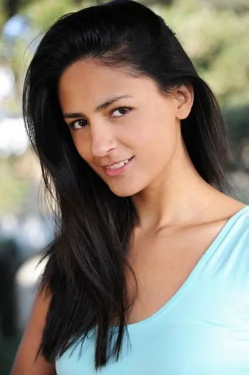 Aruna Shields interpretando a Aki - Homo sapiens woman who crosses the road to Ao