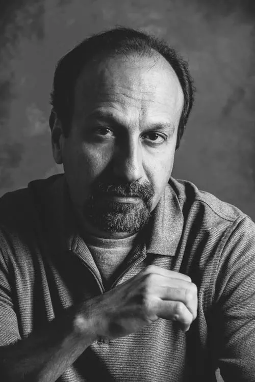 Asghar Farhadi interpretando a Himself