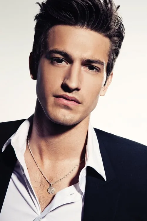 Asher Book interpretando a Marco