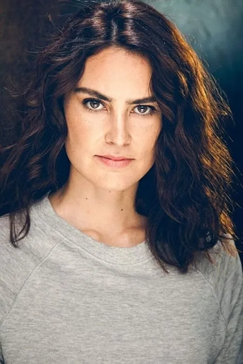 Ashley Alva interpretando a Layne