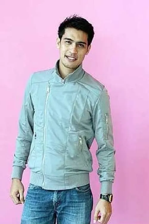 Ashraf Muslim interpretando a 