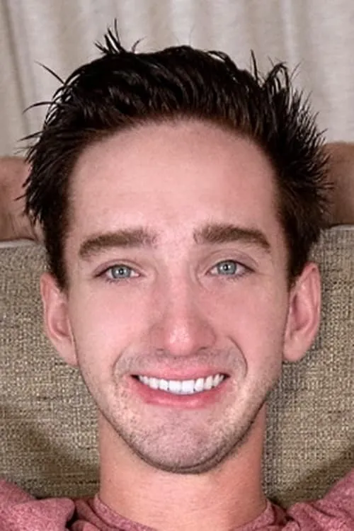 Ashton Garner interpretando a (credited as Ashton)