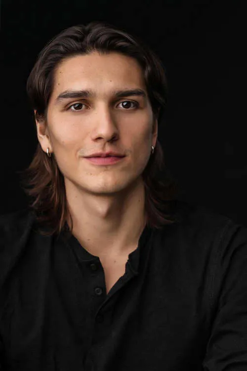 Dakota Ray Hebert ha trabajado con Asivak Koostachin en 1 ocasiones