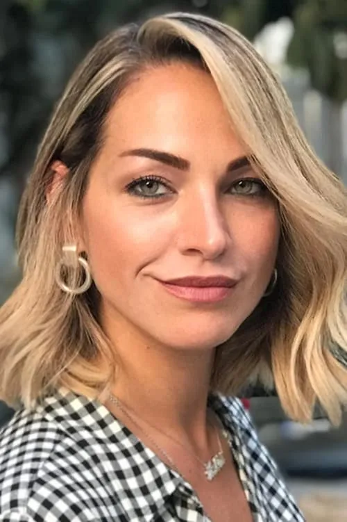 Aslı Mavitan interpretando a