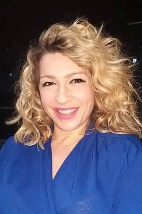 Aspasia Kokosi interpretando a University secretary