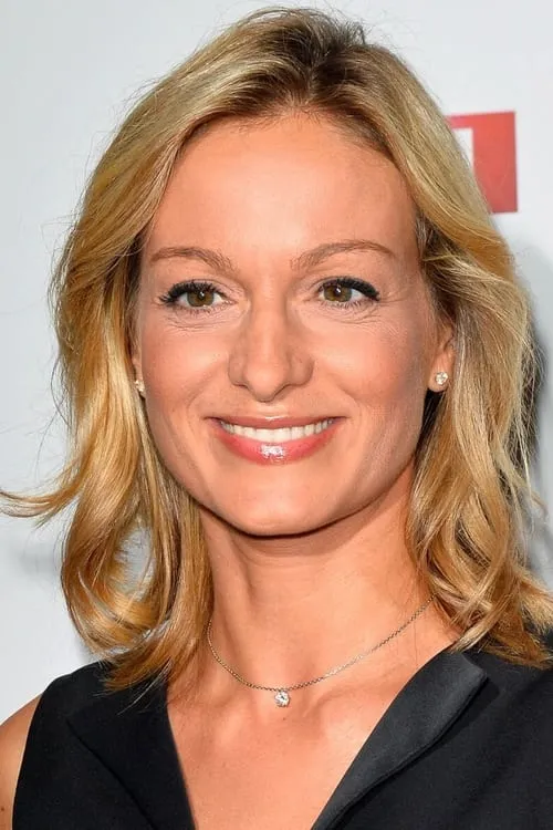 Audrey Crespo-Mara — personaje: Présentatrice