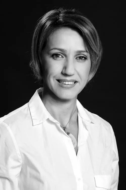 Aurita Agushi interpretando a Dino's Wife