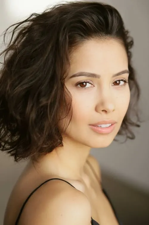 Aurora Leonard interpretando a Cassie