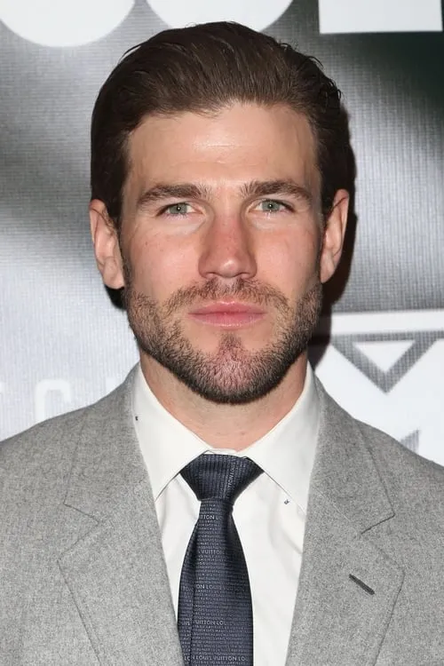 Austin Stowell interpretando a Hank