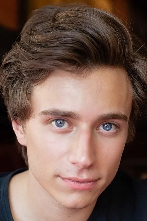 Axel Auriant interpretando a Tom