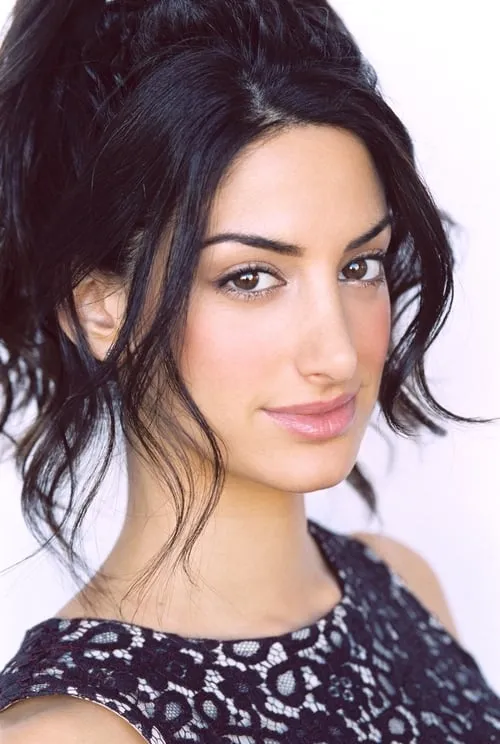 Ayden Mayeri interpretando a Shadi