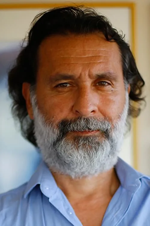 Ayhan Bozkurt interpretando a Köfteci