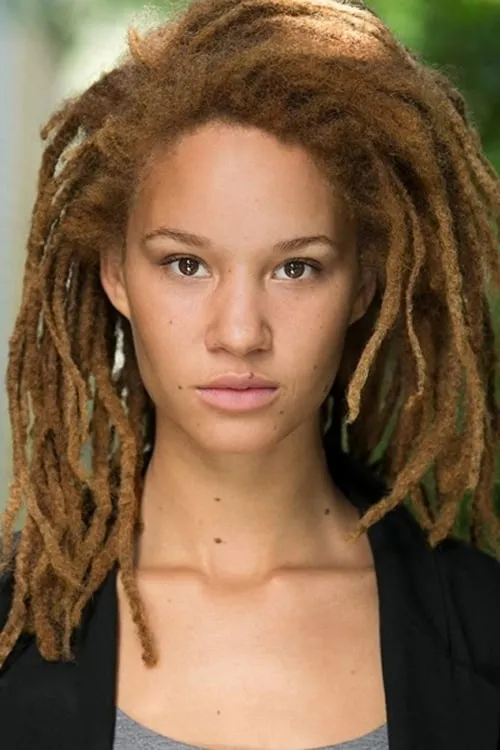 Ayoola Smart interpretando a Lizzie