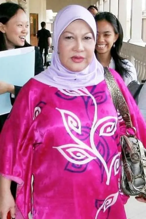 Azean Irdawaty interpretando a Prof. Azean