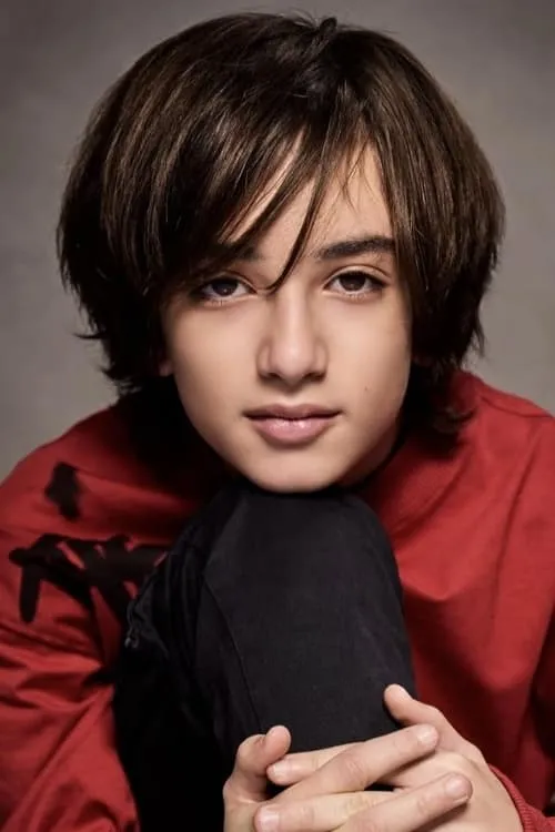 Azhy Robertson interpretando a Henry Barber