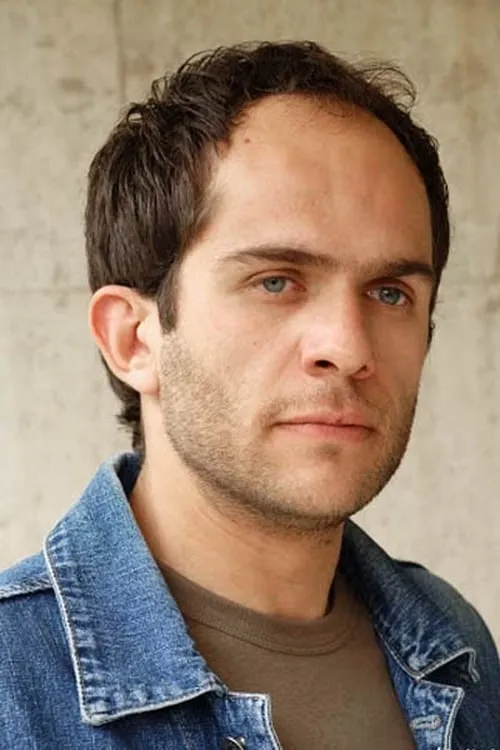 بابک حمیدیان interpretando a Iradj Mozafan