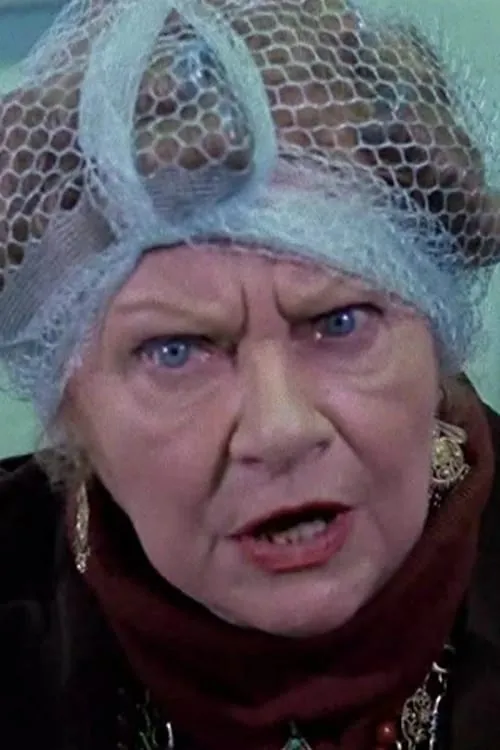 Babette New interpretando a Mrs. Weissburger