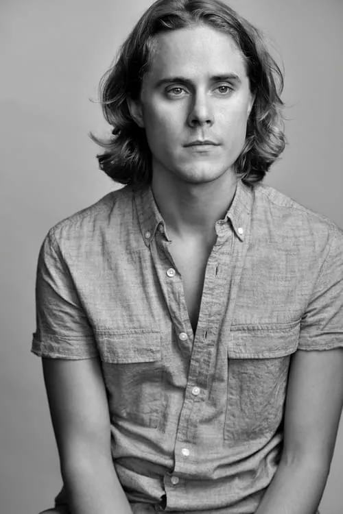 Baker Chase Powell interpretando a Jeremy