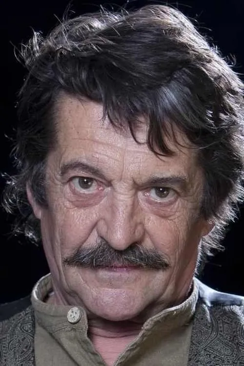 Balázs Galkó interpretando a 