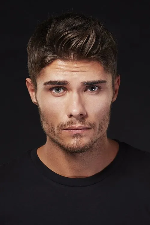 Barış Murat Yağcı interpretando a Demir