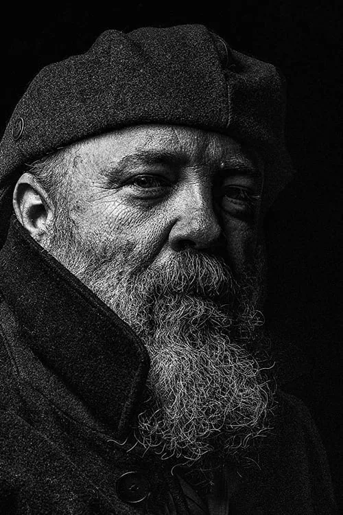 Barney Burman interpretando a 