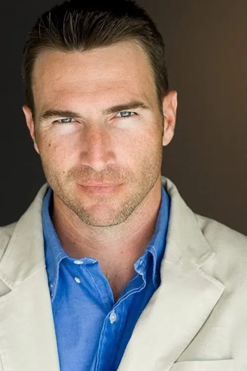 Barry Tolli interpretando a Mike